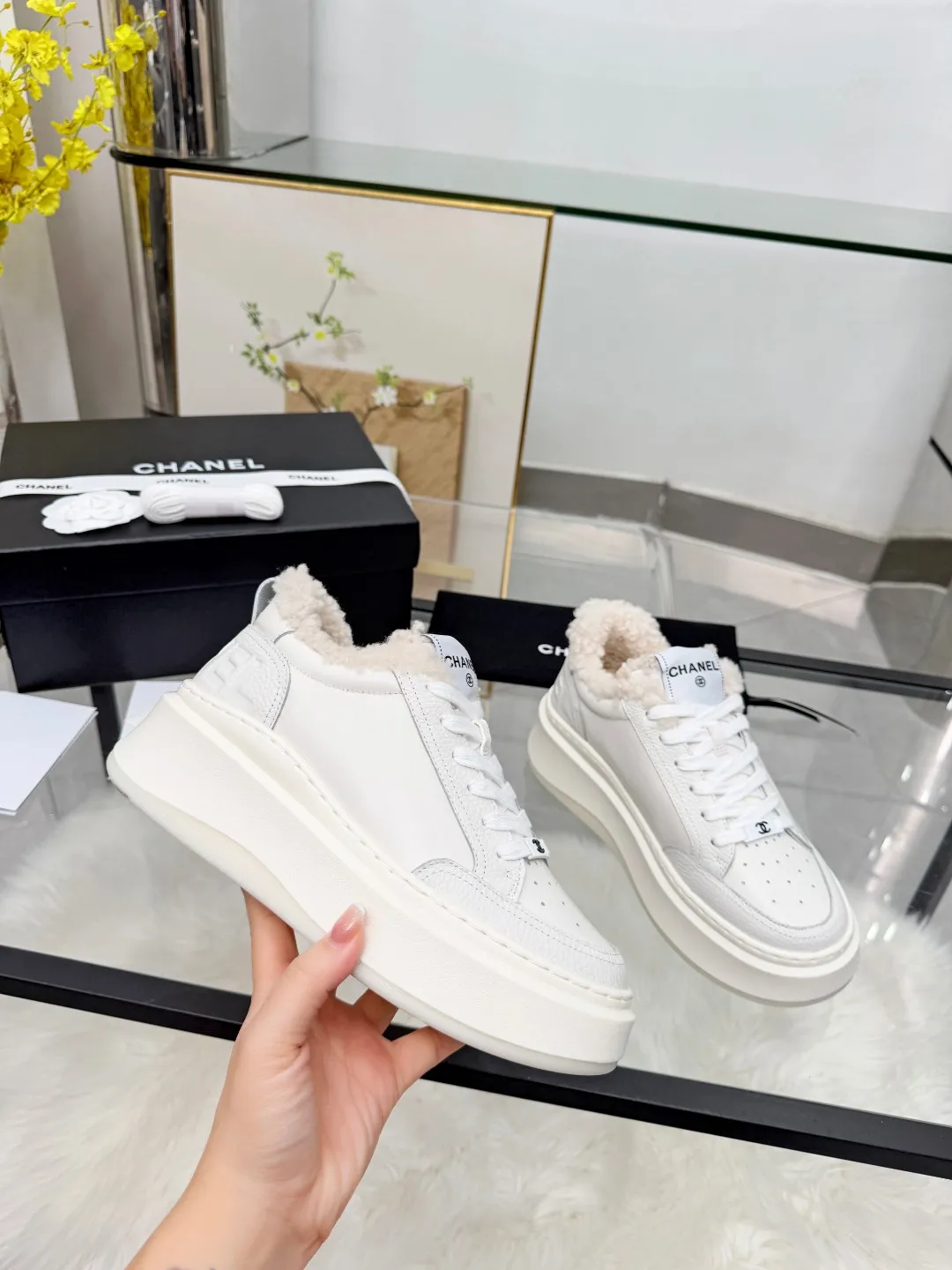 👟👟Ex-factory price 500👟👟 CHANEL 25C new autumn and winter sports shoes official website is available at the same time ❤️ Out of stock at counters. Major bloggers are recommending new styles on social days. This season’s new styles are simply eye-catching and look great on the feet. The casual casual sports style is cool and natural, interpreting Chanel’s fashionable femininity. The overall customization makes all sports shoes on the market at that time obsolete. This series is now available for sale! The upper is made of custom imported pebbled calf leather ➕ custom frosted calf leather. The lining is made of original one-to-one professionally customized mesh. Hardware accessories. Original full set of molds (not common in the market). Original custom molded TPU combination outsole. Height 4 cm. Women's size 35-40.